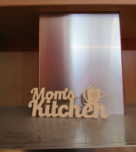 Scritta grezza Mom s Kitchen